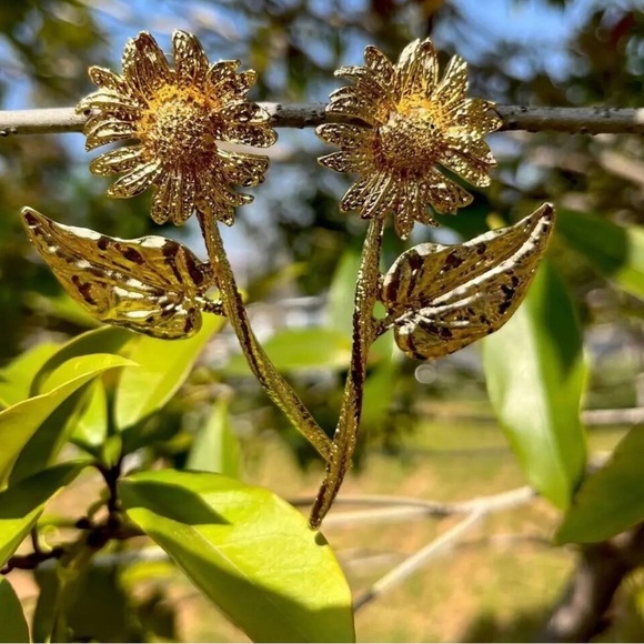 Daisy Flower Gold Earrings - Picture 16 of 16